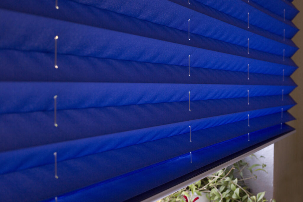 Maritime Atmosphäre für Ihr Zuhause: Plissee-Inspirationen für Fensterdekoration